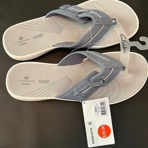 *NEW* Clark’s cushion soft sandals